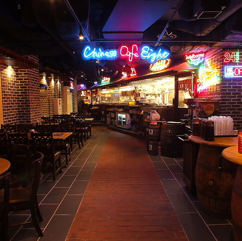 本窯焼き北京ダックは本場と同じ肉厚カット。お客様の目の前で切り分けます。