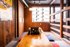 1階のフロアに設けた6名様用の広々したテーブル席は、同僚との打ち上げやご家族での団らんにぴったりの開放感あるお席です。お酒が進む酒肴やボリューム満点の天ぷらを並べてもゆとりがあり、賑やかに食卓を囲めるのが魅力。アットホームな活気に包まれながら、大切な仲間と素敵な思い出に残る時間をお過ごしいただけます。