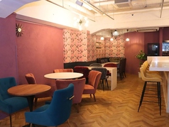 ゆったり1人かけソファーが4つのテーブル席