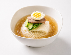 自家製水冷麺で味わう、コシ麺とすっきりスープの締めの一杯の写真