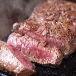 当店自慢の牛1ポンドステーキは1ポンド(約450g)1900円(税抜)/ハーフ(約220ｇ)1000円(税抜)でご提供！