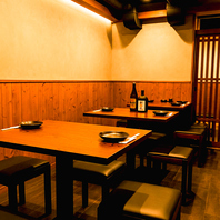 《フロアごとに個室・カラオケ席を完備》