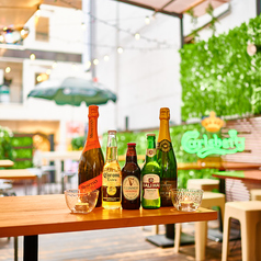 少人数でゆっくりと過ごしたい方に最適な「Hola！Beer Garden」のテラス席。周りを気にせず、友人や家族と特別な時間を楽しめます。