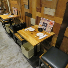 お仕事帰りの一杯やデート、ご夫婦でのお食事にもぴったりな2名様向けテーブル席。木の温もりを感じる落ち着いた空間で、創作料理と厳選した日本酒をゆっくりとお楽しみいただけます。