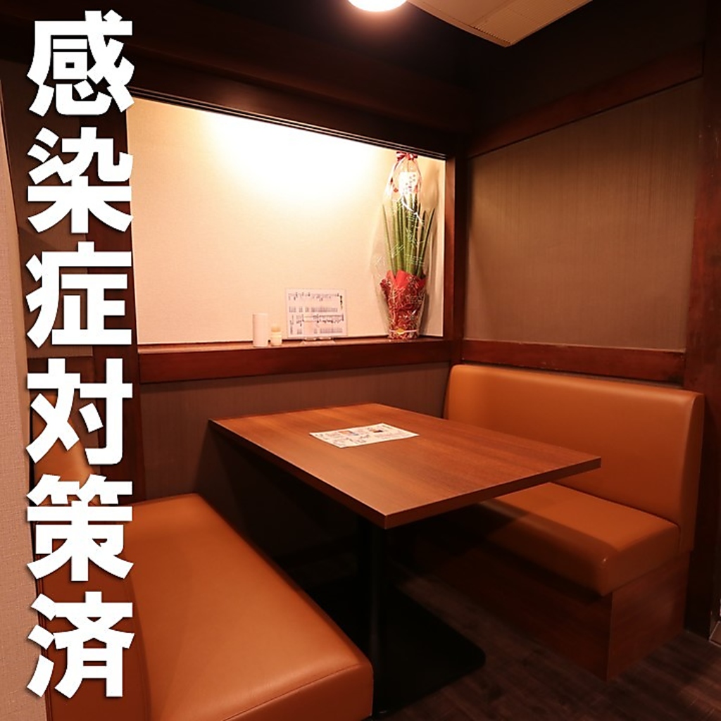 人気のテーブル席。２席御座います。金土は２週間ほど前から予約で埋まります。ご予約はお早めに！