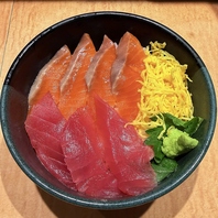 鮮度抜群の海鮮丼！ツヤツヤと輝く新鮮な切り身が絶品！