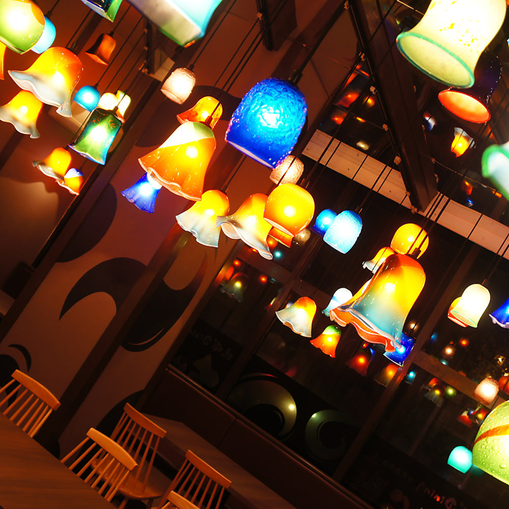 店内はロマンチックでカラフルな照明がたくさん☆デート利用でも、お二人の心が盛り上がりそうです。
