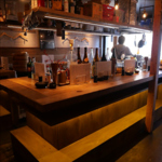 おしゃれな立ち飲みカウンターがございます♪店主におすすめの料理を聞いてみてはいかがでしょうか。