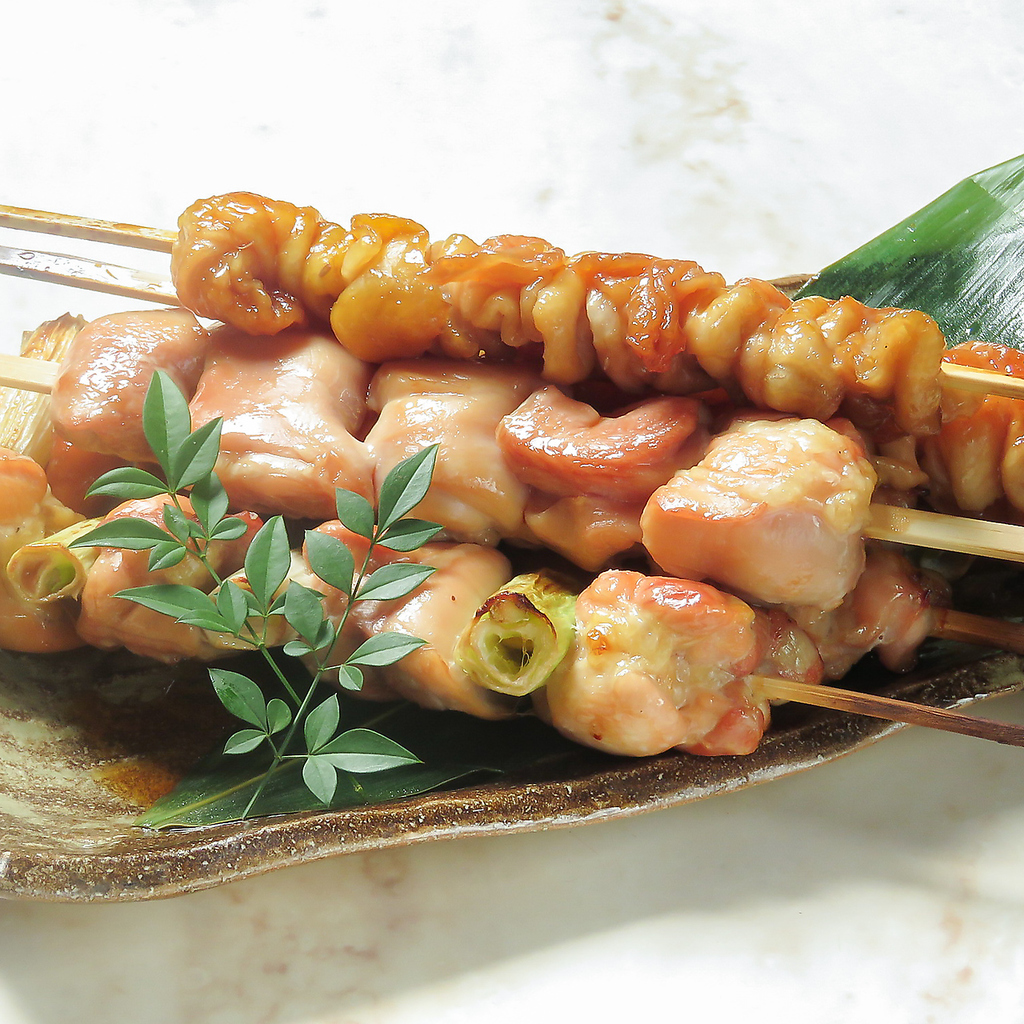 当店の焼き鳥は地鶏を使用！ジューシーでジャンボな一品を是非！
