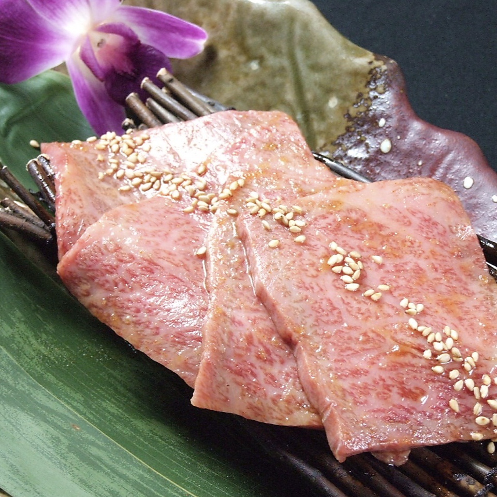 【極み　ザブトン】など、希少なお肉もお値打ちにご提供。