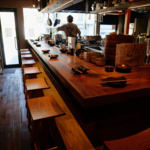 落ち着いた雰囲気のモダンなカウンター席。一人飲みを楽しむもよし、恋人との時間を過ごすのもよし。