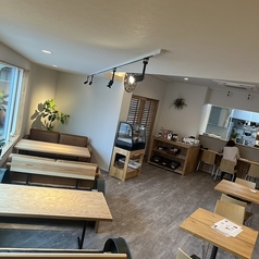 2名様～4名様でのご利用にちょうどいい、広々としたテーブル席です。すっきりとしたシンプルな空間で、丁寧に作られたこだわりの料理を囲みながら和やかな時間をお過ごしいただけます。お誕生日のお祝いや、休日のご友人とのランチなど、普段使いからちょっとした特別な日まで幅広くご活用ください。