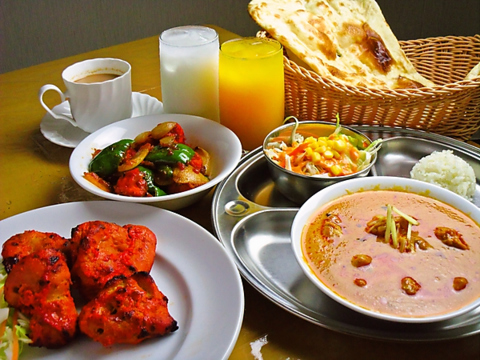 本格インド料理が味わえ、25種類のカレーと13種類のナンを楽しめる！