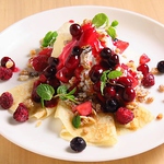 フローズンベリーのクレープ640円（税抜）別腹デザートも♪