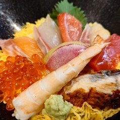 本マグロ中トロ・赤身入り！豪華８種盛の海鮮丼！