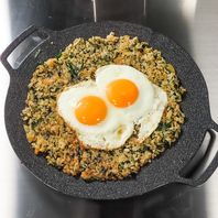 たまごが豪快に乗った〆の人気メニュー！