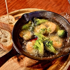 海老とブロッコリーのアヒージョ　バゲット2枚付