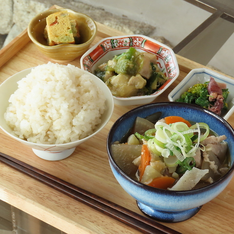 敷地内農園の旬食材を、昔ながらの技法で仕立てる健康志向の和食◎