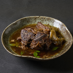 牛ほほ肉の赤ワイン煮込み