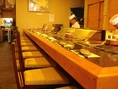 カウンターは広くてゆっくりとお寿司を堪能できる。