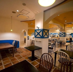 開放的で居心地の良い雰囲気のテーブル席。デートにおすすめのこちらの席は、恋人同士での話も弾みます♪そのほかにも、同僚や友人とワイワイ話すのにもぴったりです。