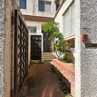 閑静な住宅街にひっそり佇む隠れ家