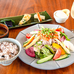 地元の農家さんから直接仕入れた新鮮な旬の野菜を使用した色鮮やかな料理を、楽しんでいただけます♪