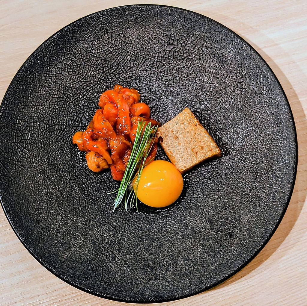 本まぐろホホ肉ユッケと泡醤油