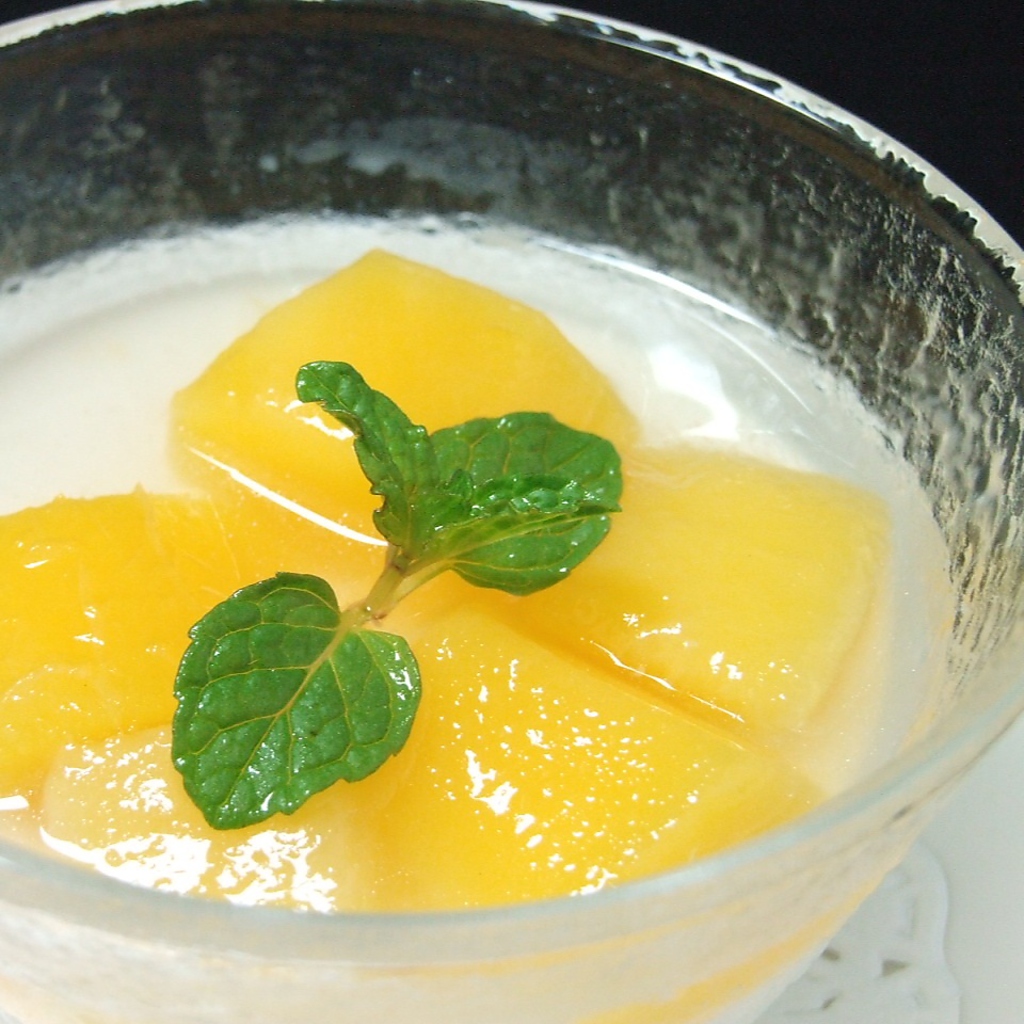 パティシエ手作りのデザートも女性に大人気♪写真は【究極の杏仁豆腐　460円】