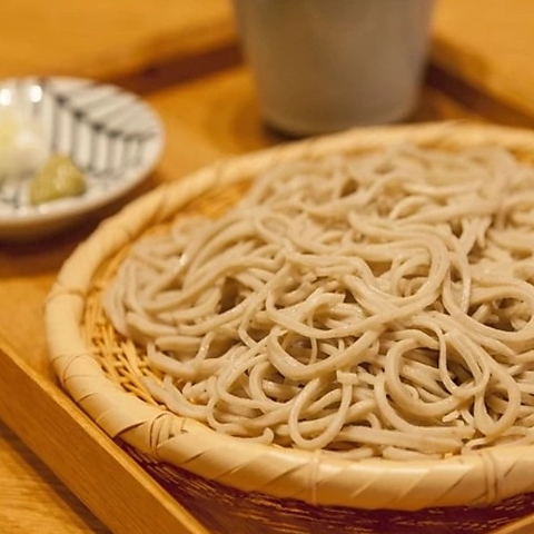 日本全国の厳選した蕎麦の実と地元食材を使用した一品料理が楽しめます。