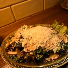 フレッシュマッシュルームと香り高いパルミジャーノチーズのサラダ