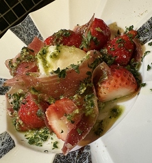 季節のフルーツとブッラータチーズのカプレーゼ