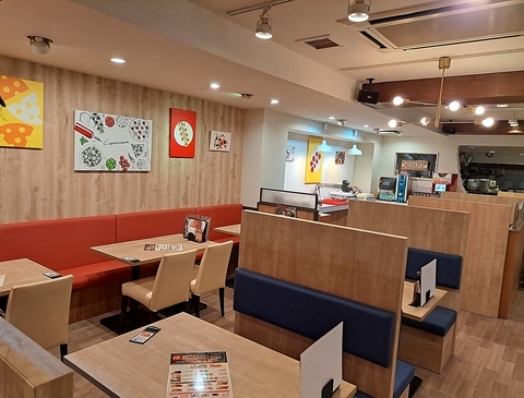 店内はポップで落ち着いた雰囲気です♪