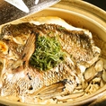 土鍋で真鯛と一緒に炊いたご飯は、鯛の旨味がしみ込んで美味！〆に人気のメニューです！