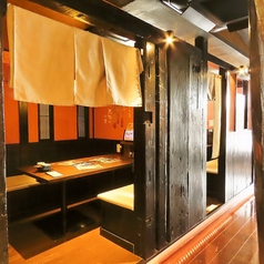 8名様用ＶＩＰ掘りごたつ席になります。落ち着いた雰囲気の店内はゆったりとお食事をするのに最適♪ご宴会コース以外にも、こだわりの逸品料理や可愛らしいデザートなど豊富にご用意しております！