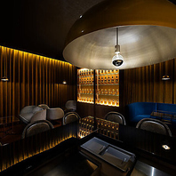 隠された扉の先に広がる、非日常を味わえるバー「TRAD」