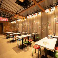 【屋台気分を楽しめる♪】九州博多の風物詩“中洲の屋台村”の雰囲気と名物料理が楽しめる大衆居酒屋!提灯の灯りに包まれながら、仲間ともつ鍋を囲むもよし。特選馬刺しなど一品料理に舌鼓を打つもよし。飲み放題付宴会コースで大人数の打ち上げなどさまざま楽しみ方をご提供!
