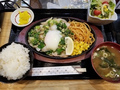 定食はご飯、汁物おかわり無料!