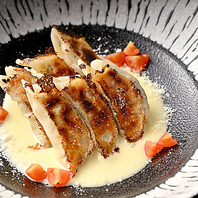 製麺所とコラボした特製皮で創作餃子の新境地を開拓！