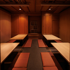 【ネットからのご予約も受付中!!】お電話をしなくても簡単にご予約が成立♪団体様パーティにも最適な個室を多数ご用意☆少人数ももちろん◎ほんのり明るい間接照明と色鮮やかな紅葉がお客様のお席を彩ります。五感で味わう美食創作料理を是非お楽しみください☆