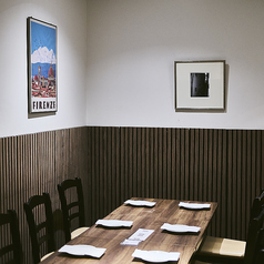 8名～10名様迄のプライベートスペース。様々な用途でご利用くださいませ。感染症対策としてサーキュレータを設置と入口扉を開ける対策を取らせて頂いております。ご理解とご協力の程、宜しくお願い致します。