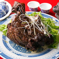 じっくり仕上げた焼ぶたやアサリ炒めなど一品料理も充実