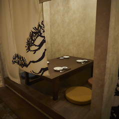 白モダンの暖簾付き個室