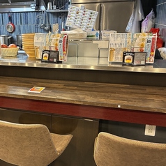 カウンター席もご用意、仕事帰りにサクッと酒場で!