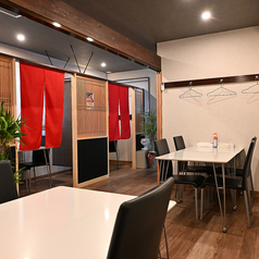 和の趣が漂う落ち着いた店内。会津名物の馬刺しや信州の郷土料理を囲みながら、ゆったりとお食事をお楽しみください。
