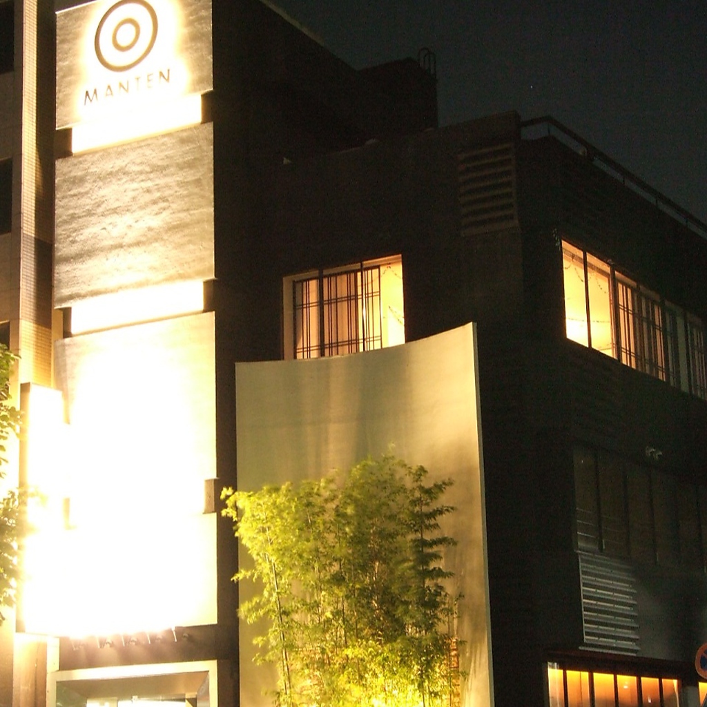 19号線沿いにライトアップされて浮き上がる『マンテンビル』。芸術創造センター北隣。