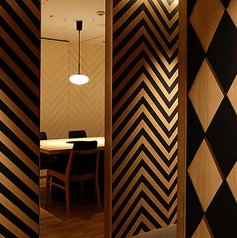 プライベートな空間を大切にしたい方におすすめの半個室です◎落ち着いた雰囲気の中で、大切な方とゆっくりと会話を楽しみたい時にぴったりです。ぜひご利用くださいませ！