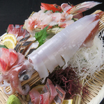 ヤリイカの姿造りに本日の玄海朝〆鮮魚盛り合わせ 　1,280円