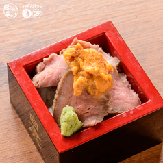 雲丹と肉の升盛り寿司