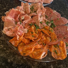 4か国のハムのの盛り合わせ